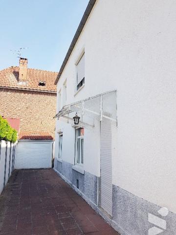Maison de ville à rénover de 90 m² habitable bâtie sur 140 m² offrant 2 chambres avec garage et cour