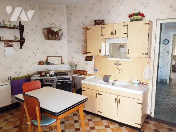Maison de ville à rénover de 90 m² habitable bâtie sur 140 m² offrant 2 chambres avec garage et cour