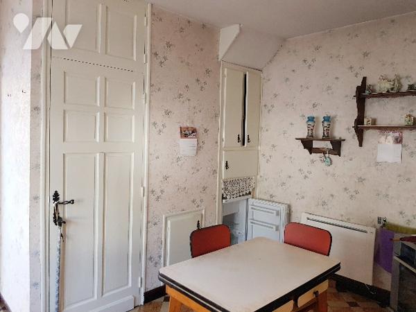 Maison de ville à rénover de 90 m² habitable bâtie sur 140 m² offrant 2 chambres avec garage et cour