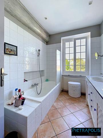 Belle Maison de 210 m2 : 5 chambres, piscine et dépendance, terrain de 1400 m2 - Soucieu-en-Jarrest