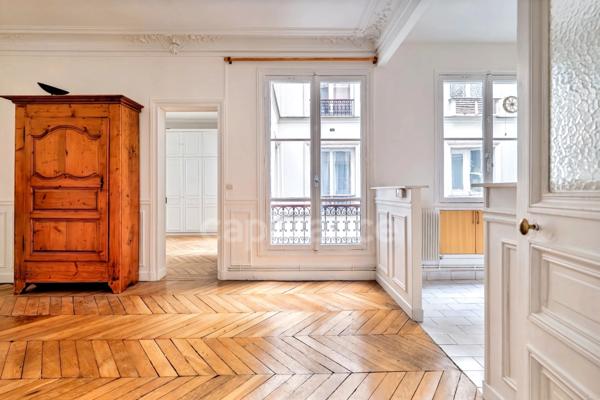 Appartement à vendre 4 pièces PARIS 9EME ARRONDISSEMENT (75) - Raffiné 4 pièces Haussmannien avec ascenseur, sublimé par ses moulures, cheminées, parquet, au coeur de la Nouvelle Athènes