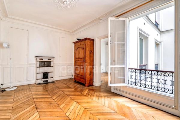 Appartement à vendre 4 pièces PARIS 9EME ARRONDISSEMENT (75) - Raffiné 4 pièces Haussmannien avec ascenseur, sublimé par ses moulures, cheminées, parquet, au coeur de la Nouvelle Athènes