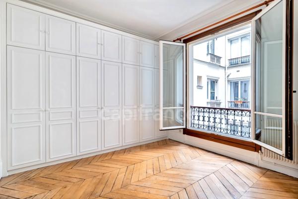 Appartement à vendre 4 pièces PARIS 9EME ARRONDISSEMENT (75) - Raffiné 4 pièces Haussmannien avec ascenseur, sublimé par ses moulures, cheminées, parquet, au coeur de la Nouvelle Athènes