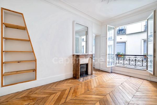 Appartement à vendre 4 pièces PARIS 9EME ARRONDISSEMENT (75) - Raffiné 4 pièces Haussmannien avec ascenseur, sublimé par ses moulures, cheminées, parquet, au coeur de la Nouvelle Athènes