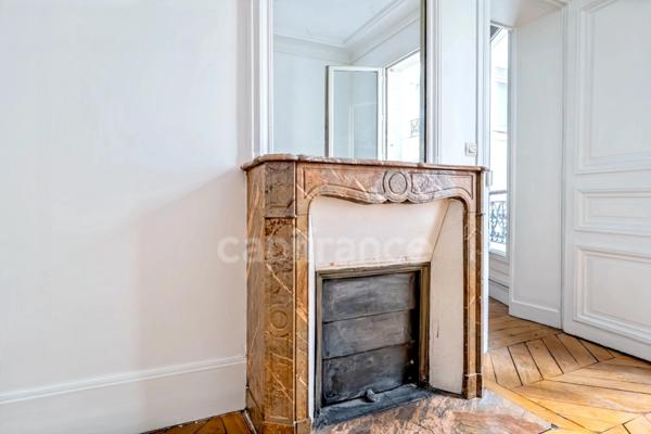 Appartement à vendre 4 pièces PARIS 9EME ARRONDISSEMENT (75) - Raffiné 4 pièces Haussmannien avec ascenseur, sublimé par ses moulures, cheminées, parquet, au coeur de la Nouvelle Athènes