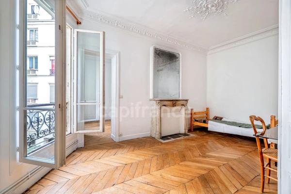 Appartement à vendre 4 pièces PARIS 9EME ARRONDISSEMENT (75) - Raffiné 4 pièces Haussmannien avec ascenseur, sublimé par ses moulures, cheminées, parquet, au coeur de la Nouvelle Athènes