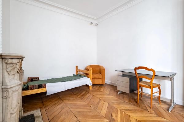 Appartement à vendre 4 pièces PARIS 9EME ARRONDISSEMENT (75) - Raffiné 4 pièces Haussmannien avec ascenseur, sublimé par ses moulures, cheminées, parquet, au coeur de la Nouvelle Athènes
