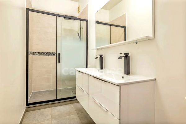 Appartement à vendre 4 pièces PARIS 9EME ARRONDISSEMENT (75) - Raffiné 4 pièces Haussmannien avec ascenseur, sublimé par ses moulures, cheminées, parquet, au coeur de la Nouvelle Athènes