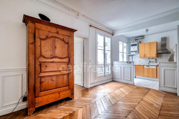 Appartement à vendre 4 pièces PARIS 9EME ARRONDISSEMENT (75) - Raffiné 4 pièces Haussmannien avec ascenseur, sublimé par ses moulures, cheminées, parquet, au coeur de la Nouvelle Athènes