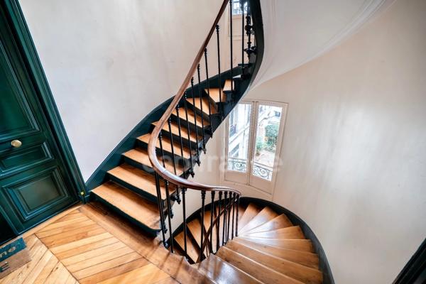 Appartement à vendre 4 pièces PARIS 9EME ARRONDISSEMENT (75) - Raffiné 4 pièces Haussmannien avec ascenseur, sublimé par ses moulures, cheminées, parquet, au coeur de la Nouvelle Athènes