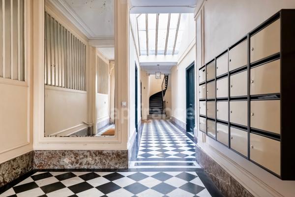 Appartement à vendre 4 pièces PARIS 9EME ARRONDISSEMENT (75) - Raffiné 4 pièces Haussmannien avec ascenseur, sublimé par ses moulures, cheminées, parquet, au coeur de la Nouvelle Athènes