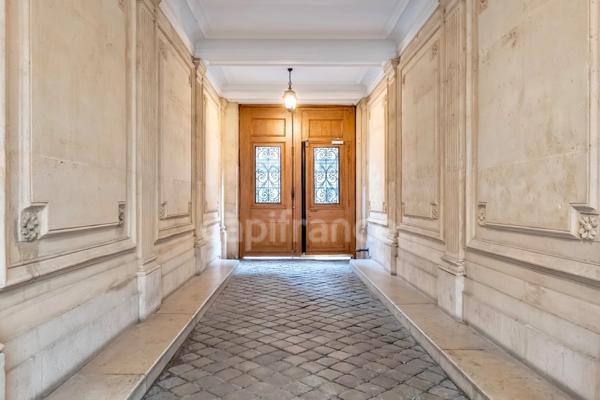 Appartement à vendre 4 pièces PARIS 9EME ARRONDISSEMENT (75) - Raffiné 4 pièces Haussmannien avec ascenseur, sublimé par ses moulures, cheminées, parquet, au coeur de la Nouvelle Athènes
