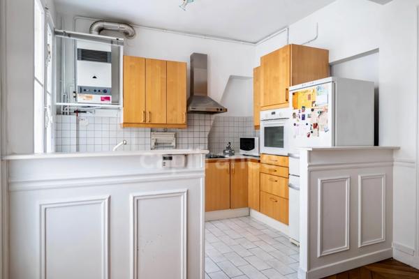 Appartement à vendre 4 pièces PARIS 9EME ARRONDISSEMENT (75) - Raffiné 4 pièces Haussmannien avec ascenseur, sublimé par ses moulures, cheminées, parquet, au coeur de la Nouvelle Athènes