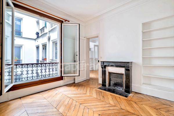 Appartement à vendre 4 pièces PARIS 9EME ARRONDISSEMENT (75) - Raffiné 4 pièces Haussmannien avec ascenseur, sublimé par ses moulures, cheminées, parquet, au coeur de la Nouvelle Athènes