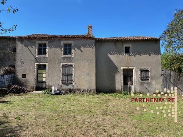 Ensemble de bâtiments en pierre à rénover à AZAY-SUR-THOUET