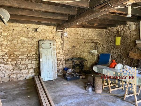 Ensemble de bâtiments en pierre à rénover à AZAY-SUR-THOUET