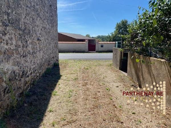 Ensemble de bâtiments en pierre à rénover à AZAY-SUR-THOUET