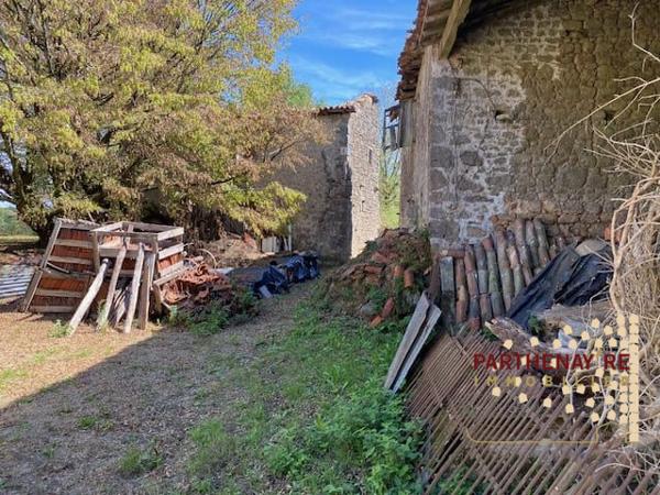 Ensemble de bâtiments en pierre à rénover à AZAY-SUR-THOUET