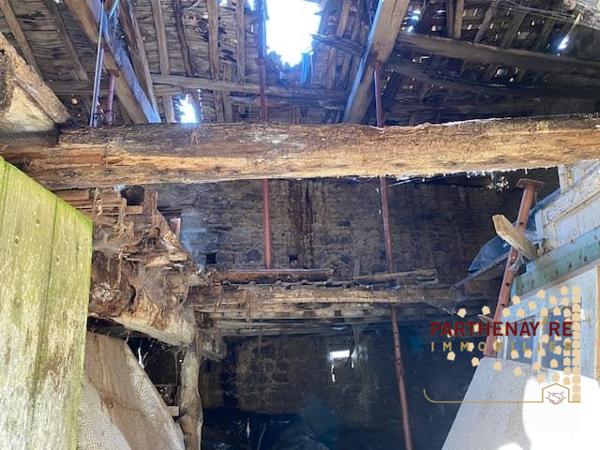 Ensemble de bâtiments en pierre à rénover à AZAY-SUR-THOUET