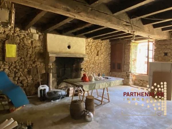 Ensemble de bâtiments en pierre à rénover à AZAY-SUR-THOUET
