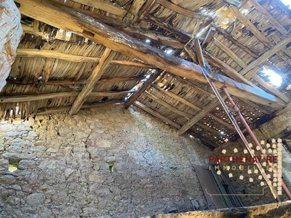 Ensemble de bâtiments en pierre à rénover à AZAY-SUR-THOUET