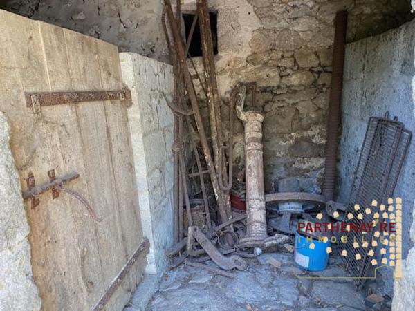 Ensemble de bâtiments en pierre à rénover à AZAY-SUR-THOUET