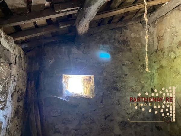 Ensemble de bâtiments en pierre à rénover à AZAY-SUR-THOUET
