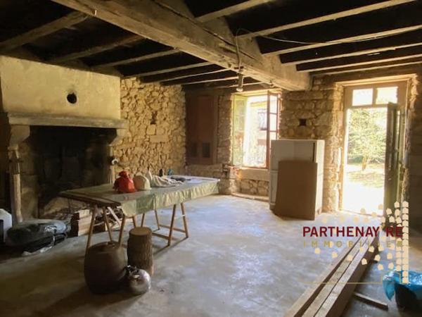 Ensemble de bâtiments en pierre à rénover à AZAY-SUR-THOUET