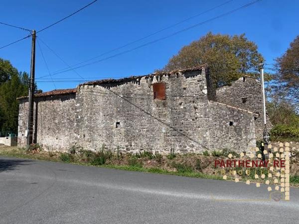 Ensemble de bâtiments en pierre à rénover à AZAY-SUR-THOUET