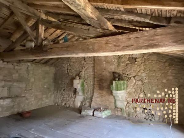 Ensemble de bâtiments en pierre à rénover à AZAY-SUR-THOUET
