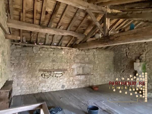 Ensemble de bâtiments en pierre à rénover à AZAY-SUR-THOUET