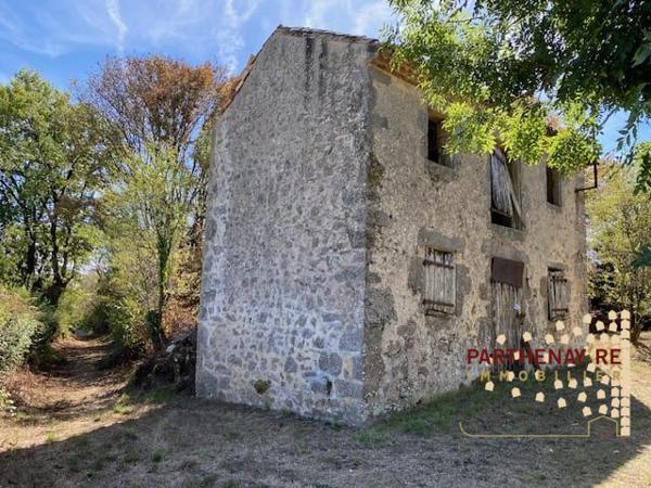 Ensemble de bâtiments en pierre à rénover à AZAY-SUR-THOUET