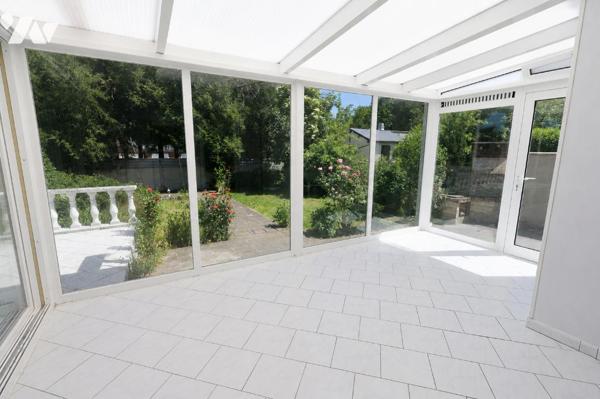 Exclusivité !
Maison semi-individuelle avec véranda, garage et 3 chambres – proche des commodités.
