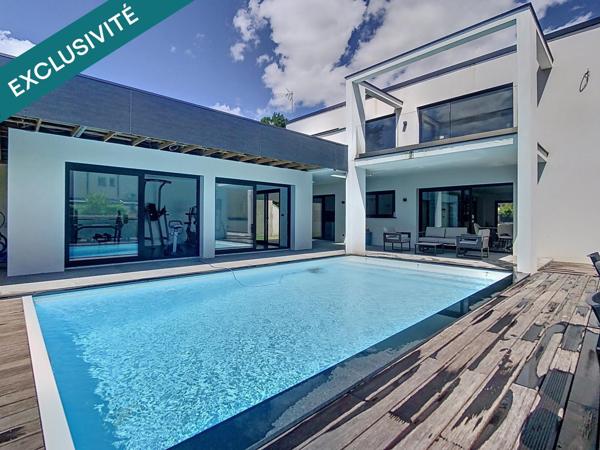 Maison comtemporaine de 246 m² avec piscine
