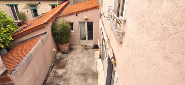 MAISON AVEC COUR A RENOVER ENTIEREMENT