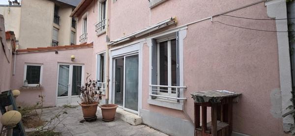 MAISON AVEC COUR A RENOVER ENTIEREMENT