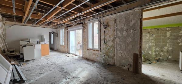 MAISON AVEC COUR A RENOVER ENTIEREMENT