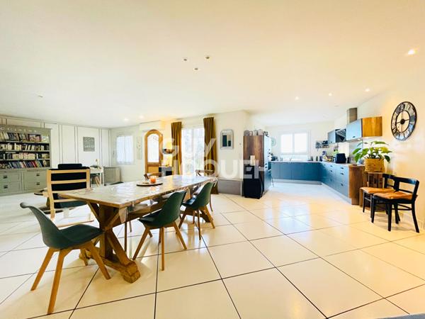 MARSAT - Maison 228 m² - 5 chambres - Jardin et piscine intérieure