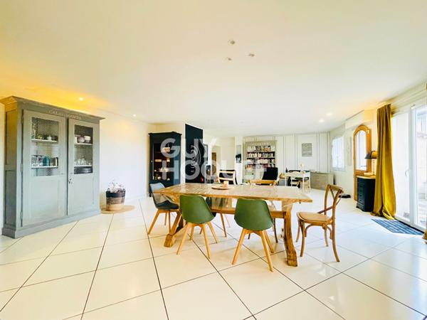 MARSAT - Maison 228 m² - 5 chambres - Jardin et piscine intérieure