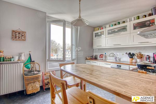 Versailles Avenue de Paris Appartement 7 pièces 139 m² au sol situé au 4ème et dernier étage avec ascenseur, cave et parking en sous-sol €895 000 ** - Référence 25899