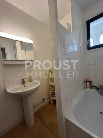 Niort quartier av saint jean d'angely, studio de 30.40m² (loi carrez), parking et cave.
