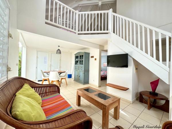 SAINT-FRANÇOIS – À 100 MÈTRES DE LA MER, ENSEMBLE IMMOBILIER DE 3 VILLAS INDÉPENDANTES