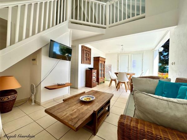 SAINT-FRANÇOIS – À 100 MÈTRES DE LA MER, ENSEMBLE IMMOBILIER DE 3 VILLAS INDÉPENDANTES