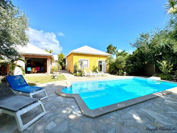 SAINT-FRANÇOIS – À 100 MÈTRES DE LA MER, ENSEMBLE IMMOBILIER DE 3 VILLAS INDÉPENDANTES