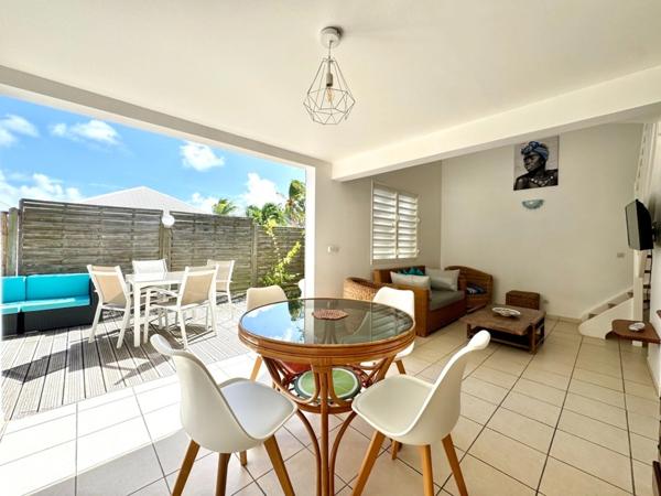 SAINT-FRANÇOIS – À 100 MÈTRES DE LA MER, ENSEMBLE IMMOBILIER DE 3 VILLAS INDÉPENDANTES