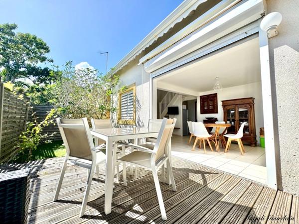 SAINT-FRANÇOIS – À 100 MÈTRES DE LA MER, ENSEMBLE IMMOBILIER DE 3 VILLAS INDÉPENDANTES