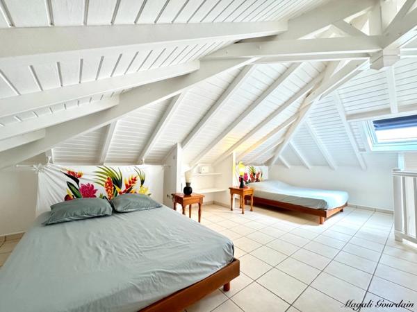 SAINT-FRANÇOIS – À 100 MÈTRES DE LA MER, ENSEMBLE IMMOBILIER DE 3 VILLAS INDÉPENDANTES