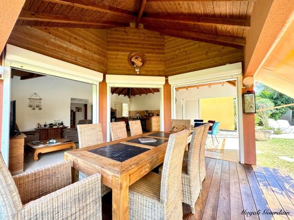 SAINT-FRANÇOIS – À 100 MÈTRES DE LA MER, ENSEMBLE IMMOBILIER DE 3 VILLAS INDÉPENDANTES