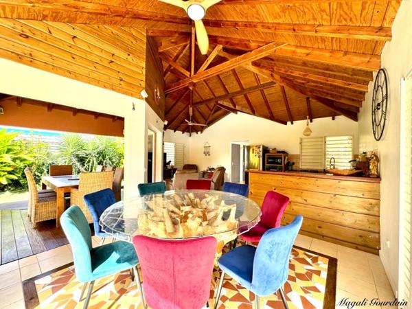 SAINT-FRANÇOIS – À 100 MÈTRES DE LA MER, ENSEMBLE IMMOBILIER DE 3 VILLAS INDÉPENDANTES