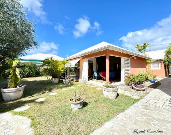SAINT-FRANÇOIS – À 100 MÈTRES DE LA MER, ENSEMBLE IMMOBILIER DE 3 VILLAS INDÉPENDANTES